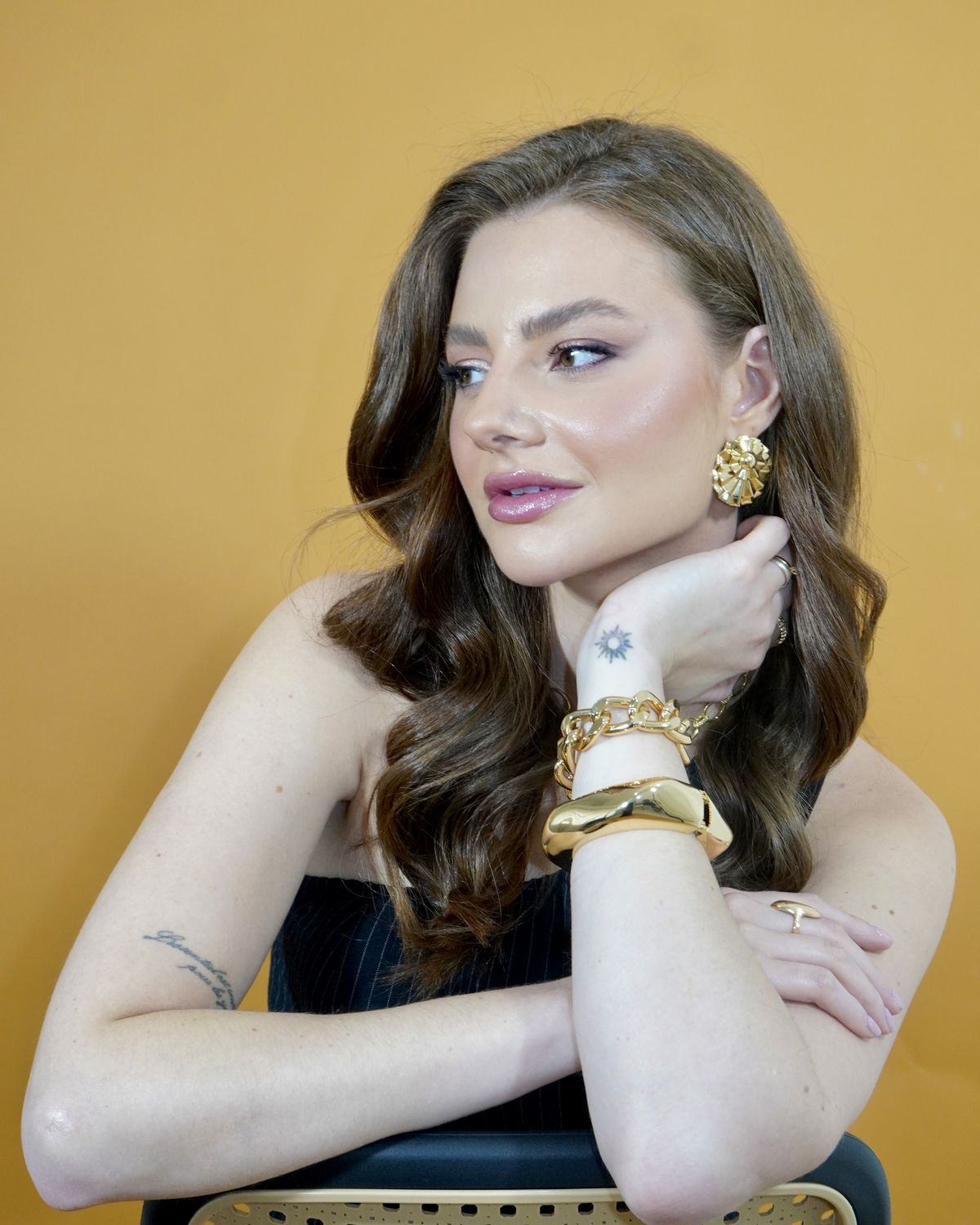Dra. Laura Machado em fundo mostarda